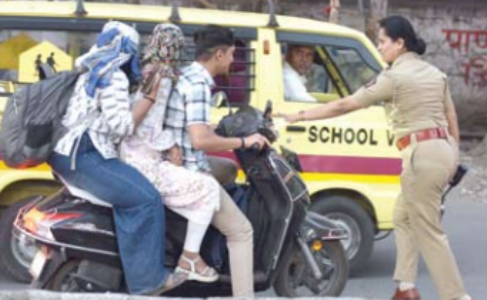 ट्रिपल सीट सवारी पर यातायात पुलिस की कड़ी कार्रवाई